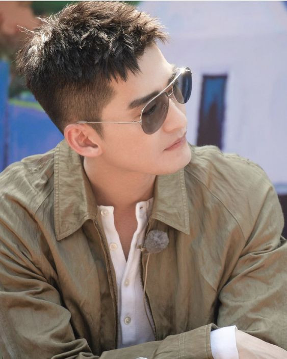 Thợ cắt tóc đang thực hiện kiểu tóc taper fade