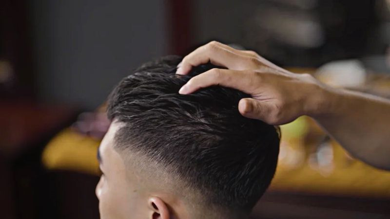 Thực hiện các bước vuốt tóc Mohican dài đúng cách để giữ nếp lâu