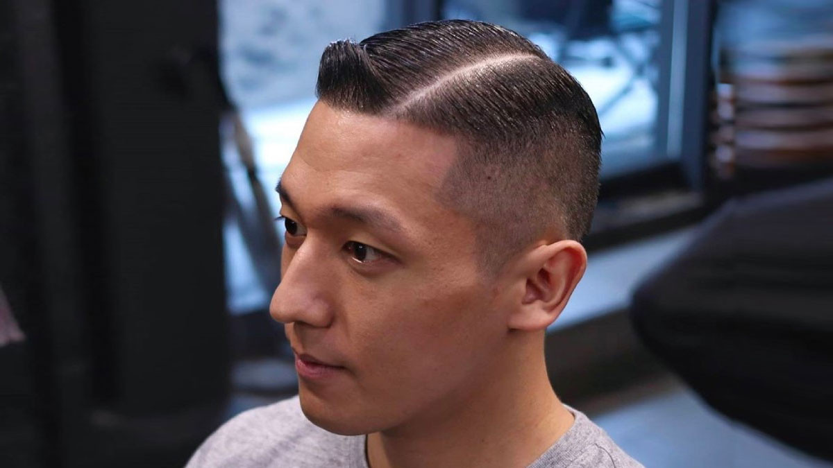 Tóc Armani cắt kiểu rẽ ngôi giữa, mang lại vẻ ngoài thư sinh và lịch lãm