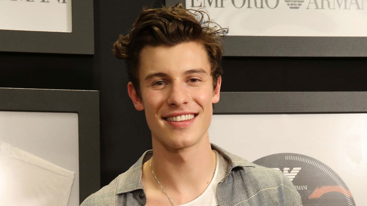 Tóc Armani với phần đỉnh đầu được uốn xoăn nhẹ, tạo vẻ trẻ trung và bồng bềnh