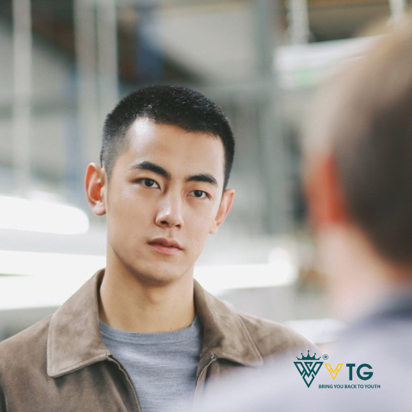 Tóc ba phân với phần đỉnh đầu nổi bật tạo vẻ ngoài cá tính