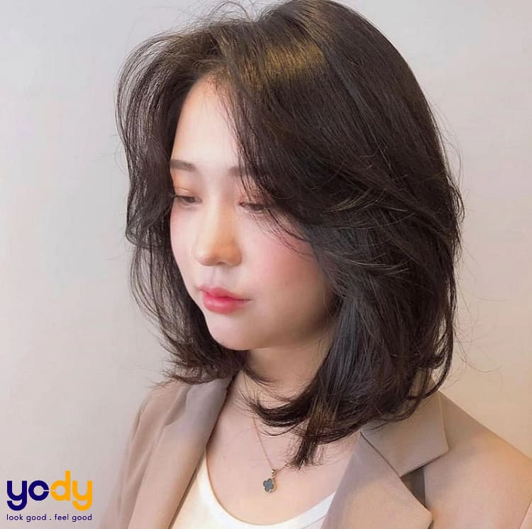 Tóc bob dài chạm vai thời thượng, kiểu tóc hợp với mặt trái xoan mang lại vẻ ngoài trẻ trung