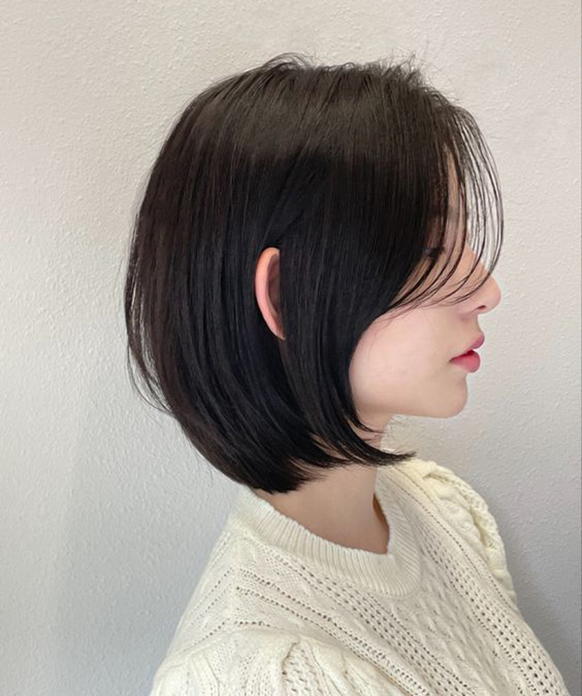 Tóc bob hai mái uốn cụp ôm sát gương mặt, thêm phần ngọt ngào.