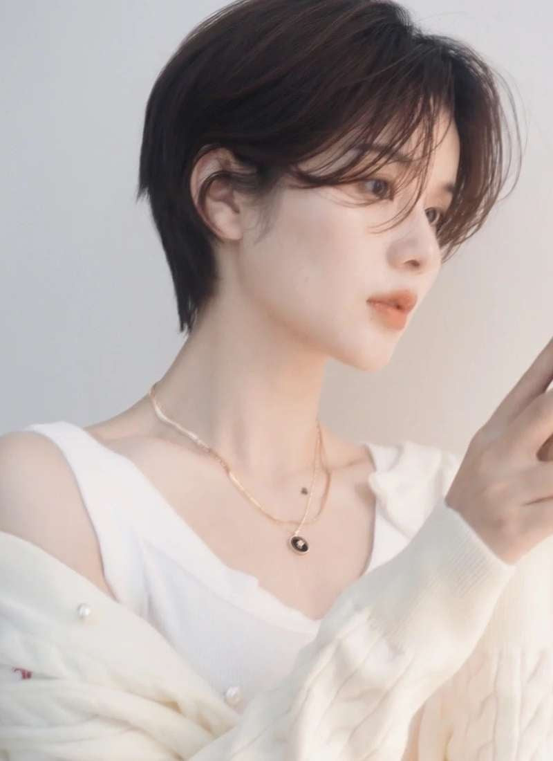 Tóc bob ngắn ngang vai mặt tròn tém tomboy, thể hiện sự mạnh mẽ và cá tính