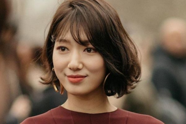 Tóc bob ngắn uốn nhẹ che phần thái dương