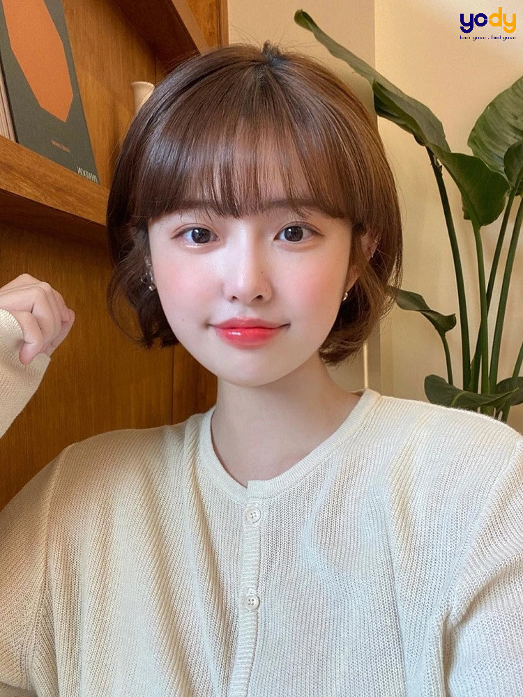 Tóc bob ngang cằm kết hợp uốn nhẹ mang lại vẻ trẻ trung cho mặt tròn