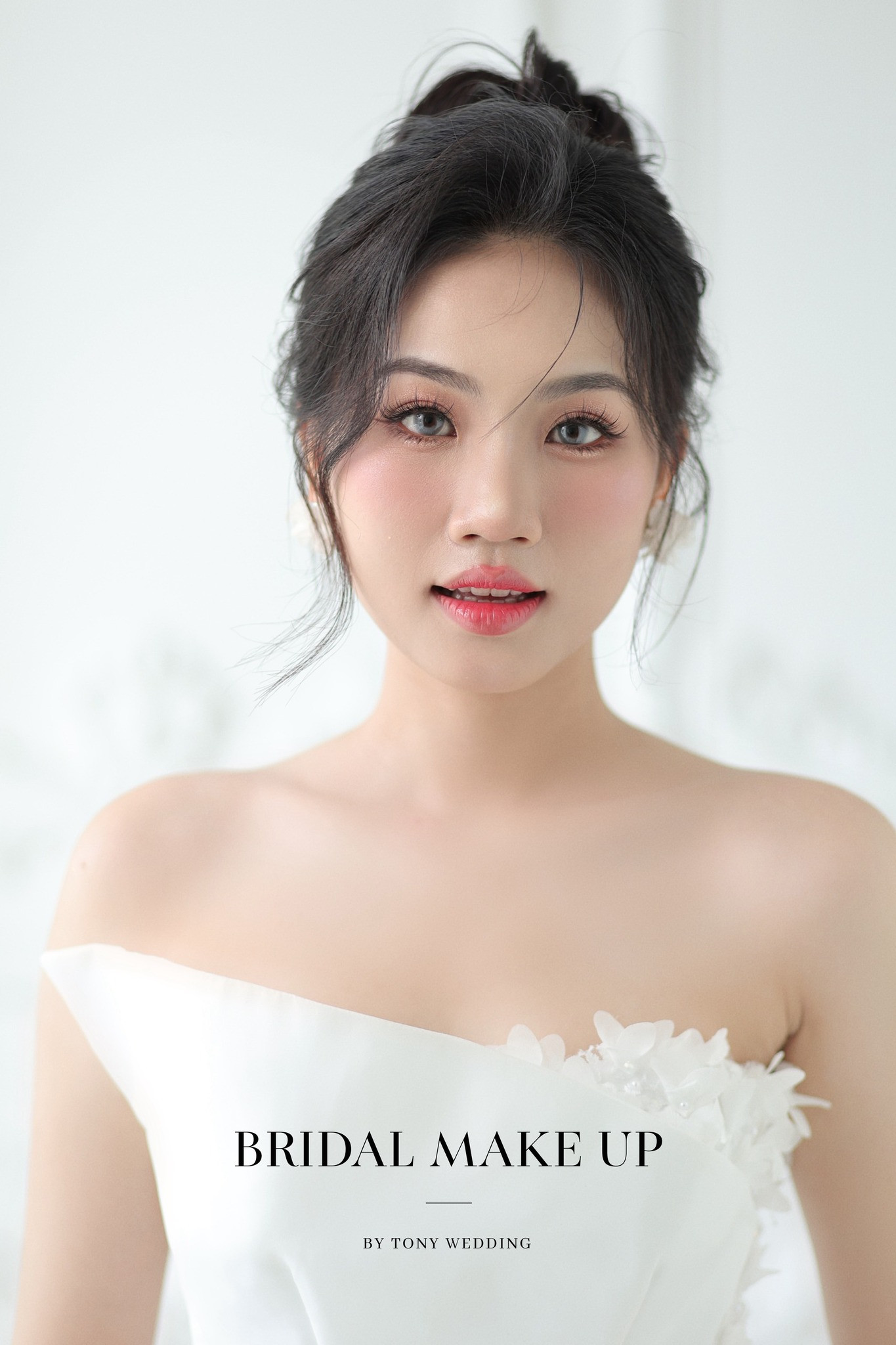 Tóc búi cao gọn gàng, phù hợp cho cô dâu đơn giản mà đẹp