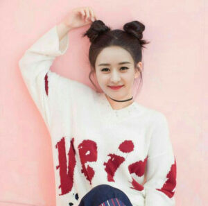 Tóc búi cao hai bên cực xinh cho buổi chụp kỷ yếu