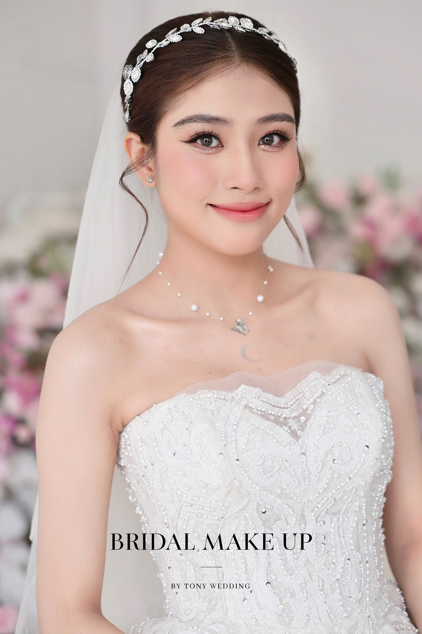 Tóc búi cao kết hợp mái lưa thưa, tạo nên vẻ đẹp dịu dàng cho cô dâu