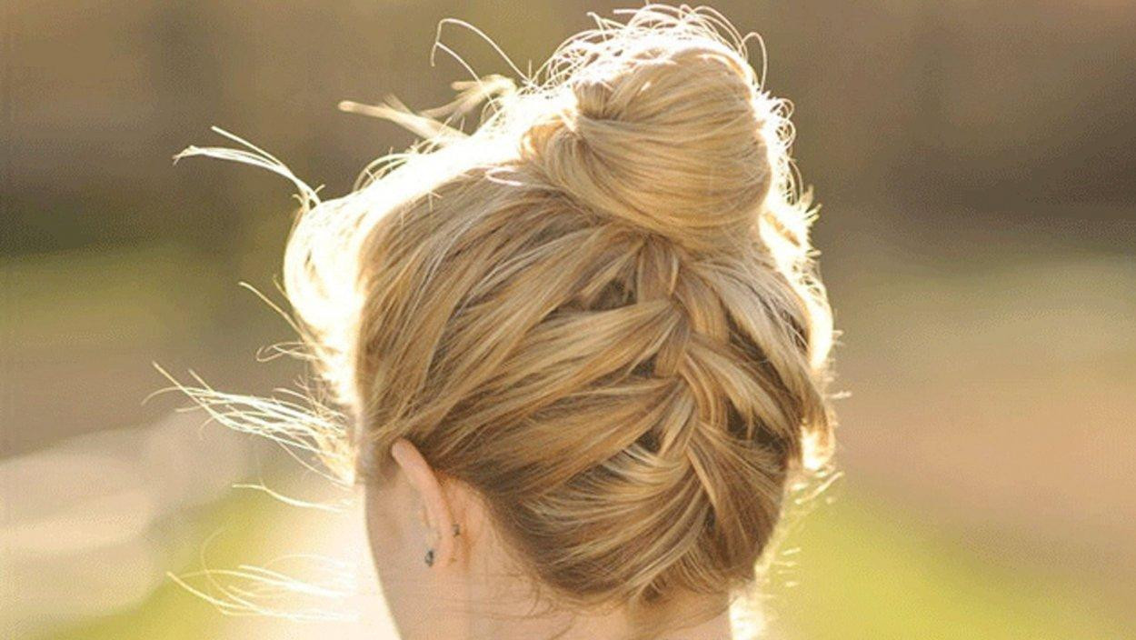Tóc búi cao phá cách cùng bím tết phía sau dịu dàng