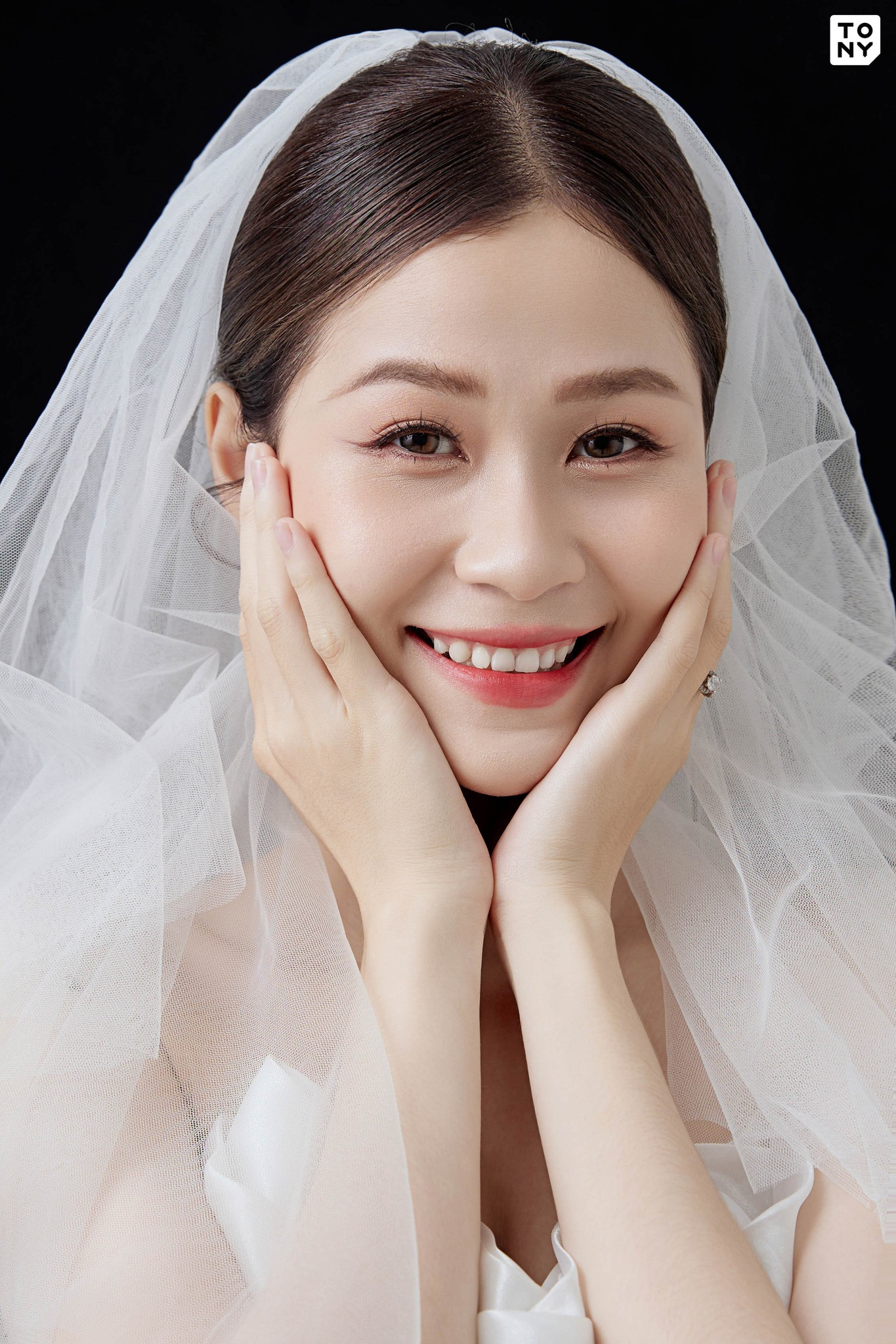 tóc búi chải mượt thanh lịch cho cô dâu