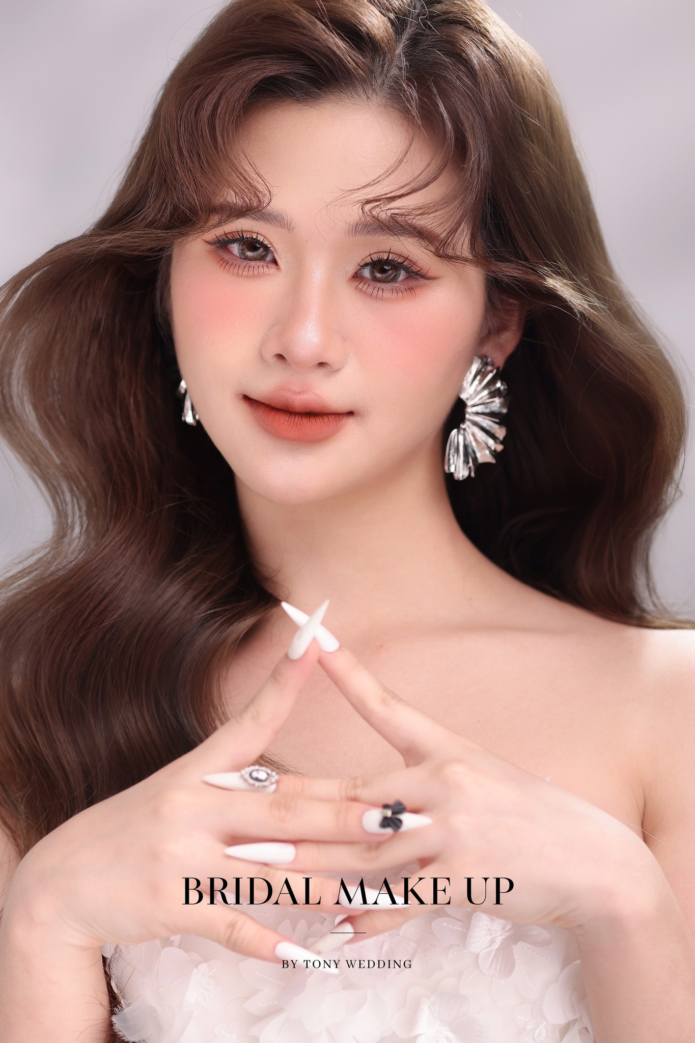 Tóc búi cho cô dâu mặt phúng phính đơn giản mà đẹp