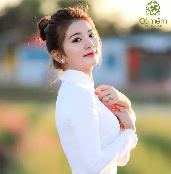 Tóc búi củ tỏi cao dễ thương, phù hợp với áo dài cách tân