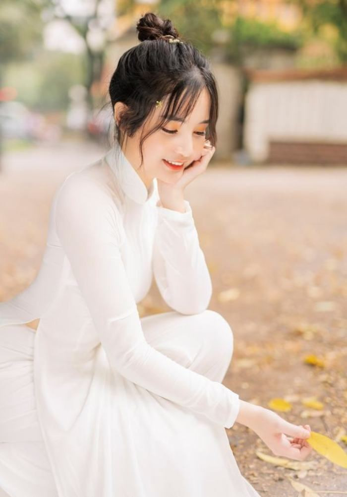 Tóc búi củ tỏi đơn giản và trẻ trung cho áo dài trắng