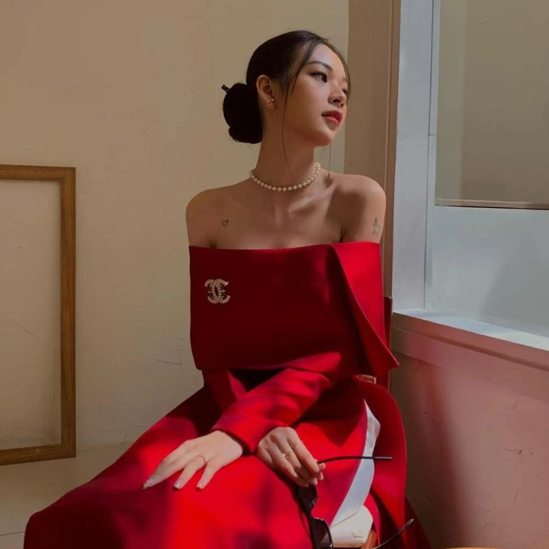Tóc búi củ tỏi thấp duyên dáng kết hợp trâm cài nhỏ và tóc râu dế, tăng thêm nét trẻ trung khi mặc áo dài