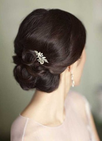 Tóc búi thấp cổ điển, quý phái cho những kiểu tóc mẹ chồng đẹp