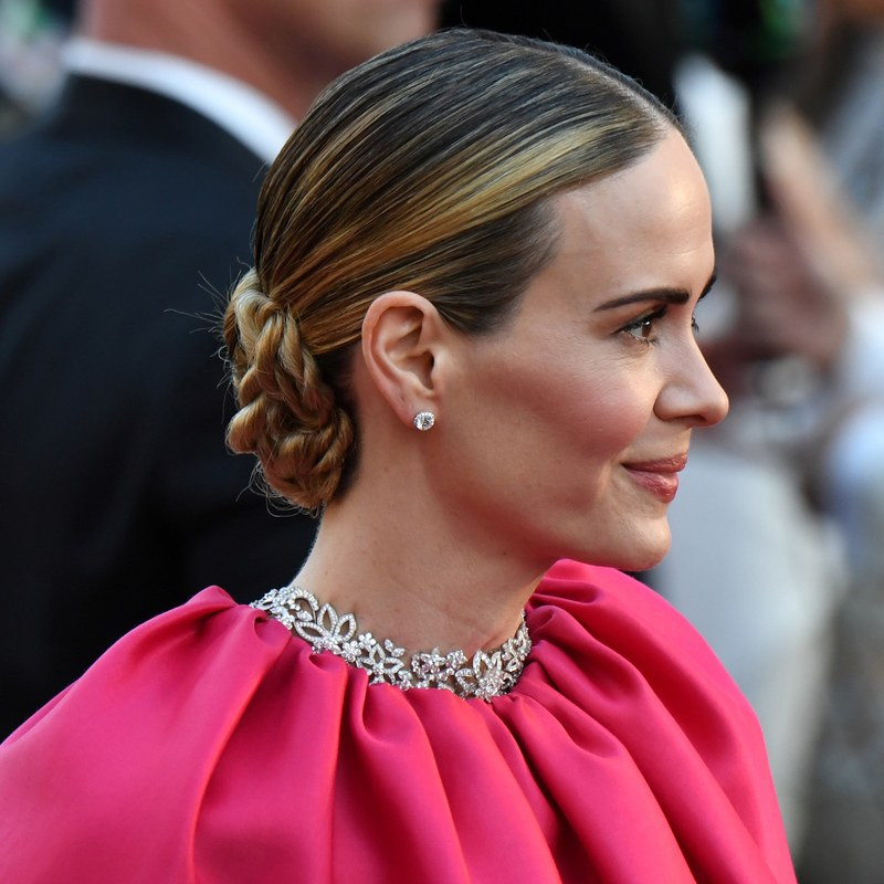 Tóc búi thấp kèm lọn tết tinh tế cho bà sui