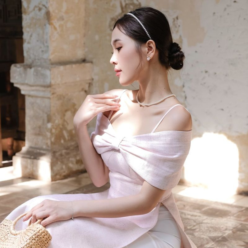 Tóc búi thấp kết hợp trâm cài ngọc trai đơn giản, thanh lịch