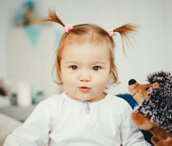 Tóc buộc nửa đầu cao hai bên cho bé gái tóc ngắn đi học