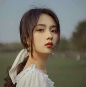 Tóc buộc thấp xinh xắn kết hợp phụ kiện