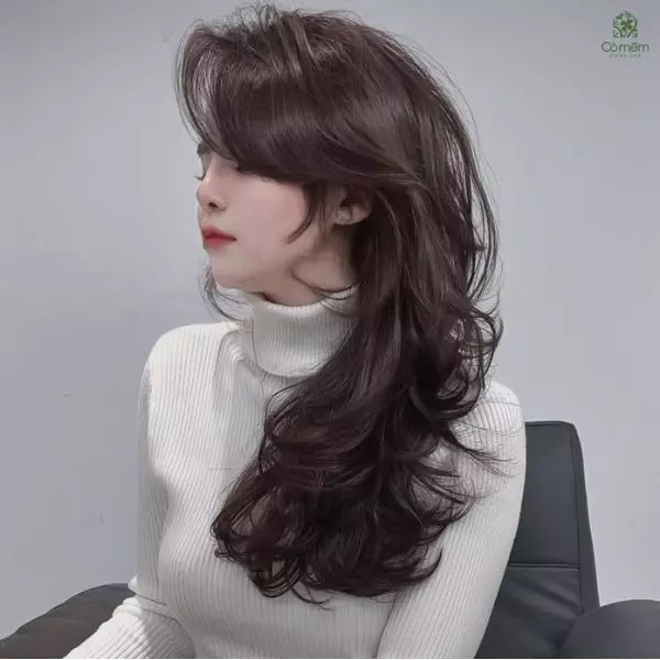 Tóc butterfly uyển chuyển và hiện đại, một trong các kiểu tóc hot năm 2024