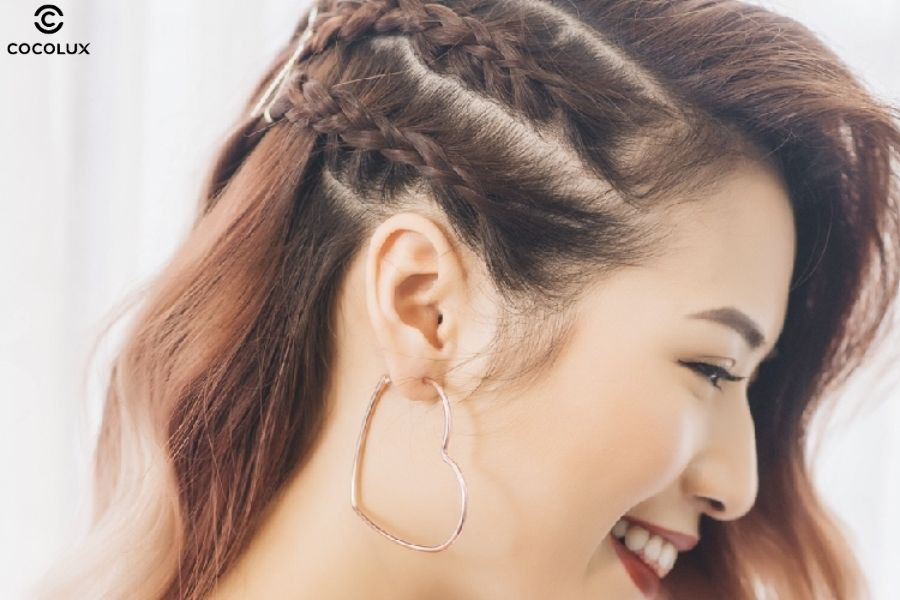 Tóc chân rết tết sát da đầu là điểm nhấn cá tính