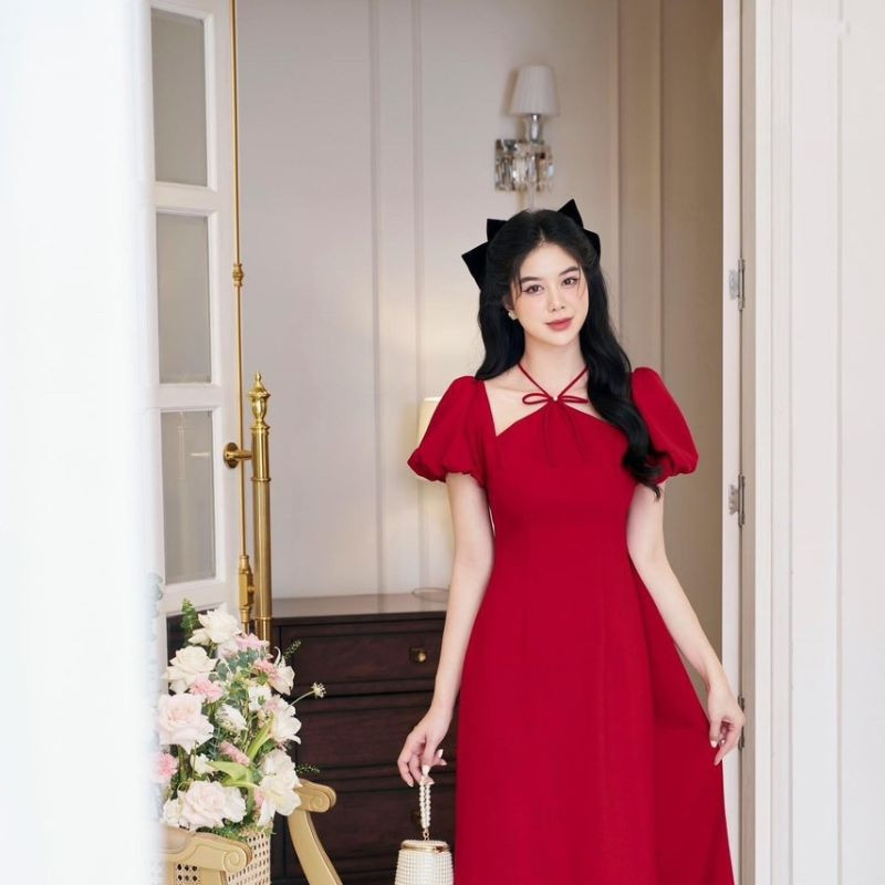 Tóc cột nửa đầu bồng bềnh kết hợp nơ to bản, tạo vẻ sang trọng và yêu kiều khi mặc áo dài cách tân