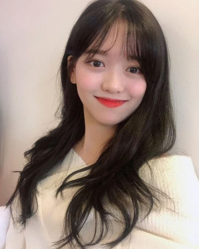 Tóc dài mái thưa dịu dàng, giúp gương mặt tròn vuông cân đối hơn.