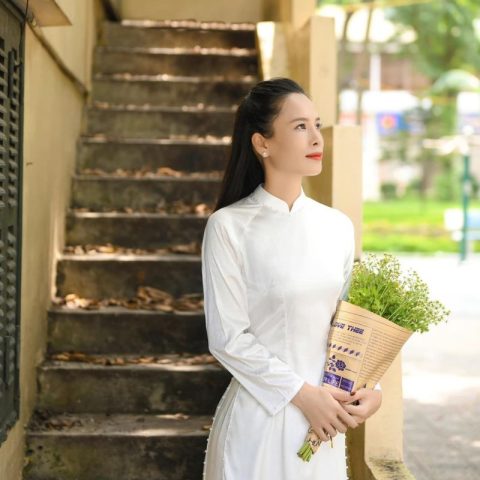 Tóc dài suôn mượt rẽ ngôi giữa mặc áo dài truyền thống