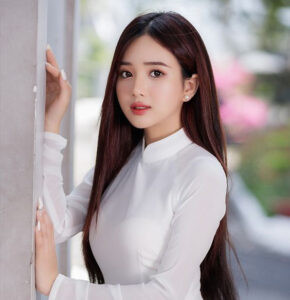 Tóc dài thẳng chẻ ngôi tự nhiên cho ảnh kỷ yếu