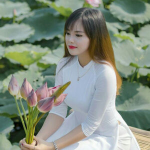 Tóc dài thẳng mái thưa thích hợp khi mặc áo dài