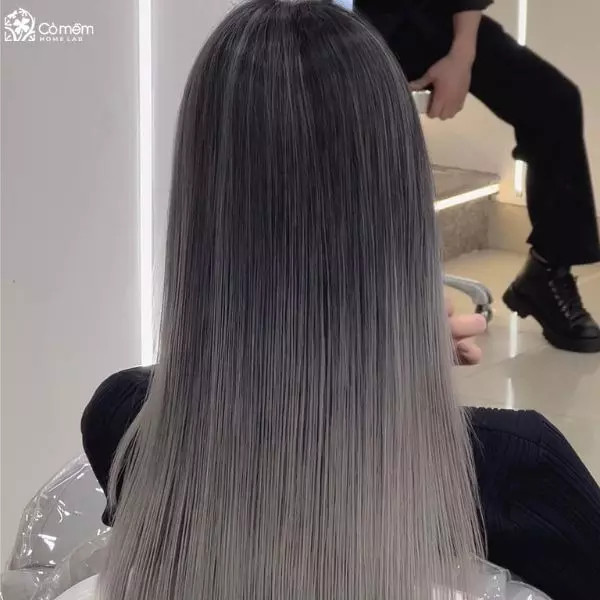 Tóc dài thẳng trẻ trung nhưng không bao giờ lỗi mốt, là một trong các kiểu tóc hot năm 2024