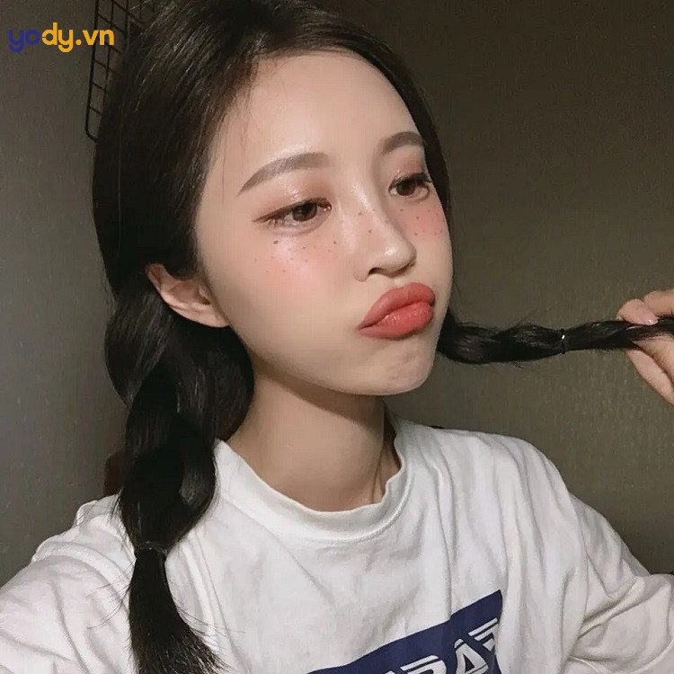 Tóc dài thắt bím hai bên duyên dáng