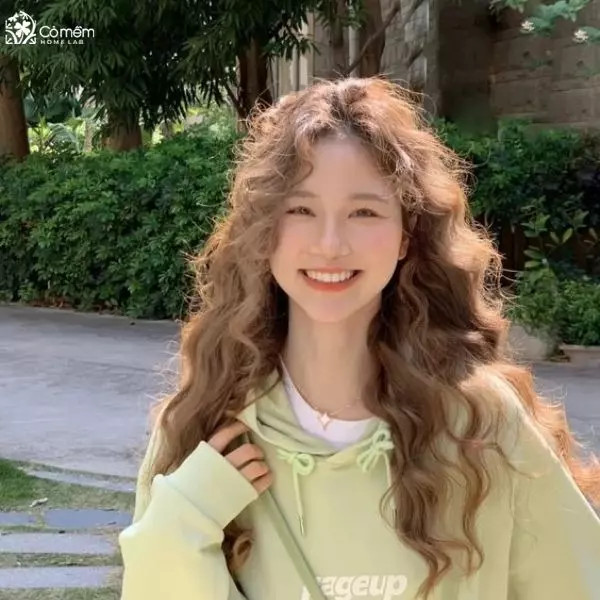 Tóc dài uốn lọn nhỏ với mái thưa, một trong các kiểu tóc hot 2024 trẻ trung