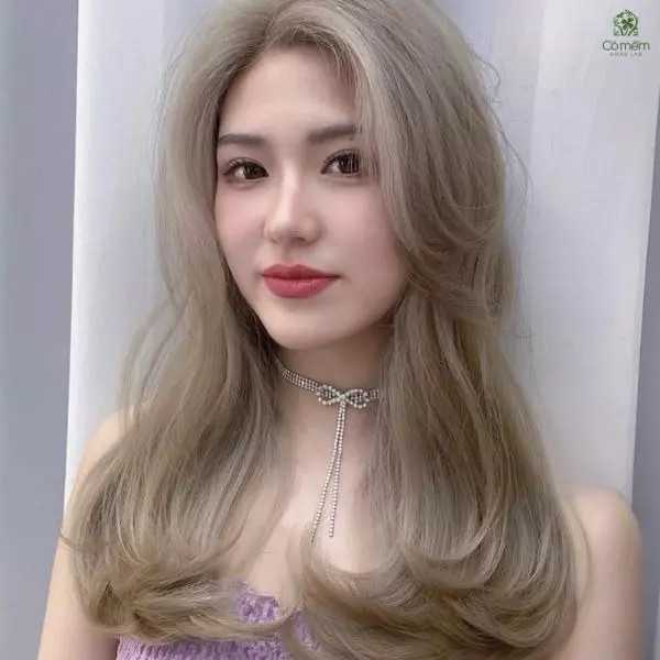 Tóc dài uốn xoăn đuôi kết hợp mái thưa nhẹ nhàng