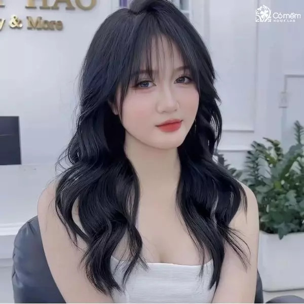 Tóc dài uốn xoăn sóng lớn nhuộm màu nâu tây sang trọng