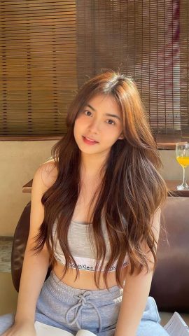 Tóc dài xoăn lơi mềm mại, một trong những kiểu tóc nữ 2024 dài được ưa chuộng