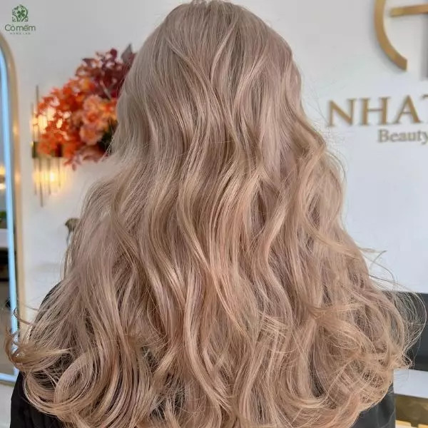 Tóc dài xoăn lọn nhỏ bồng bềnh kết hợp mái thưa