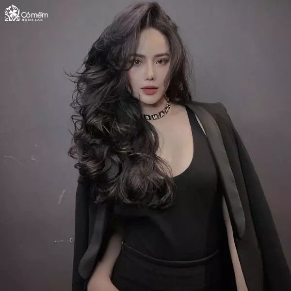 Tóc dài xoăn mái Pháp bồng bềnh, tạo vẻ đẹp cuốn hút