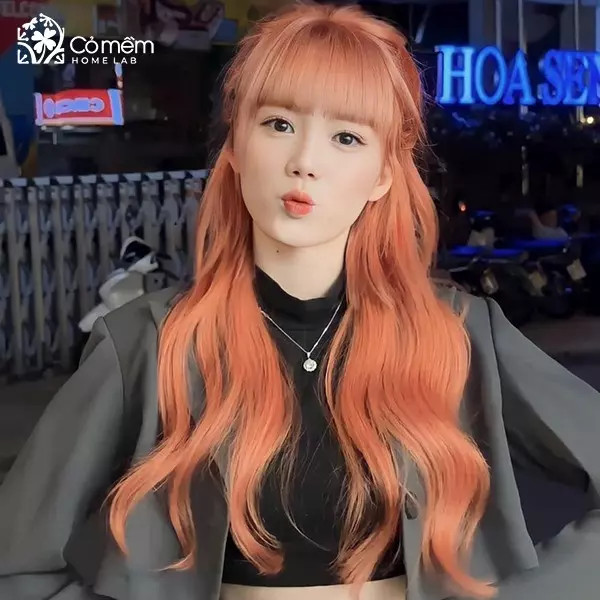 Tóc dài xoăn nhẹ mái bằng cá tính