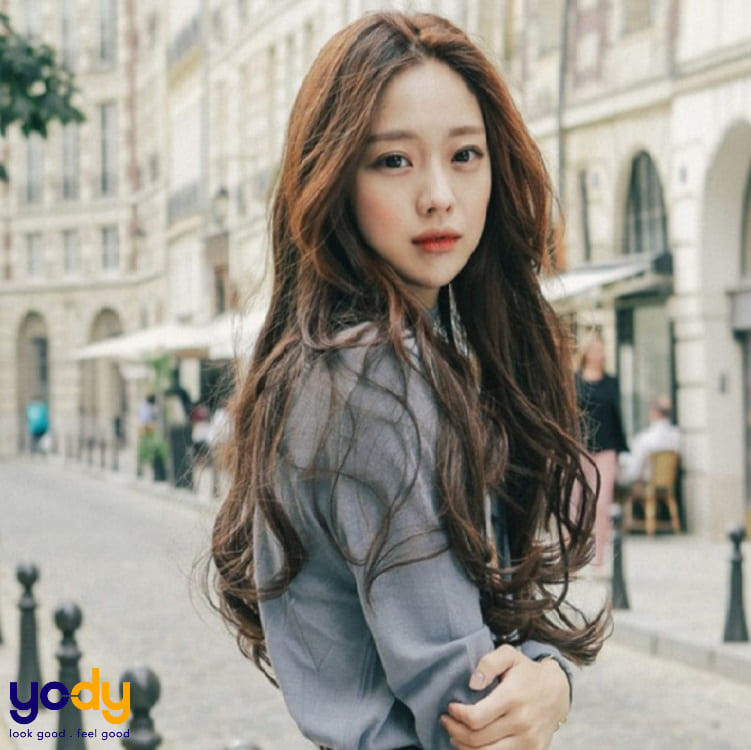 Tóc dài xoăn sóng nhẹ bồng bềnh, mặt trái xoan hợp kiểu tóc nào thì đây là gợi ý hoàn hảo