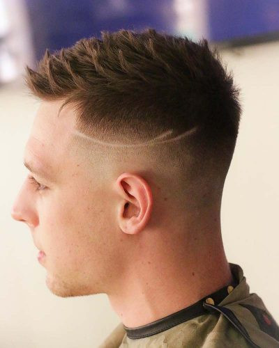 Tóc Fade sát cắt viền độc đáo, tạo điểm nhấn và giúp khuôn mặt vuông tròn trông thon gọn hơn.