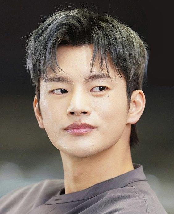 Tóc hai mái bồng bềnh mang lại vẻ lãng tử, giúp che khuyết điểm gương mặt tròn