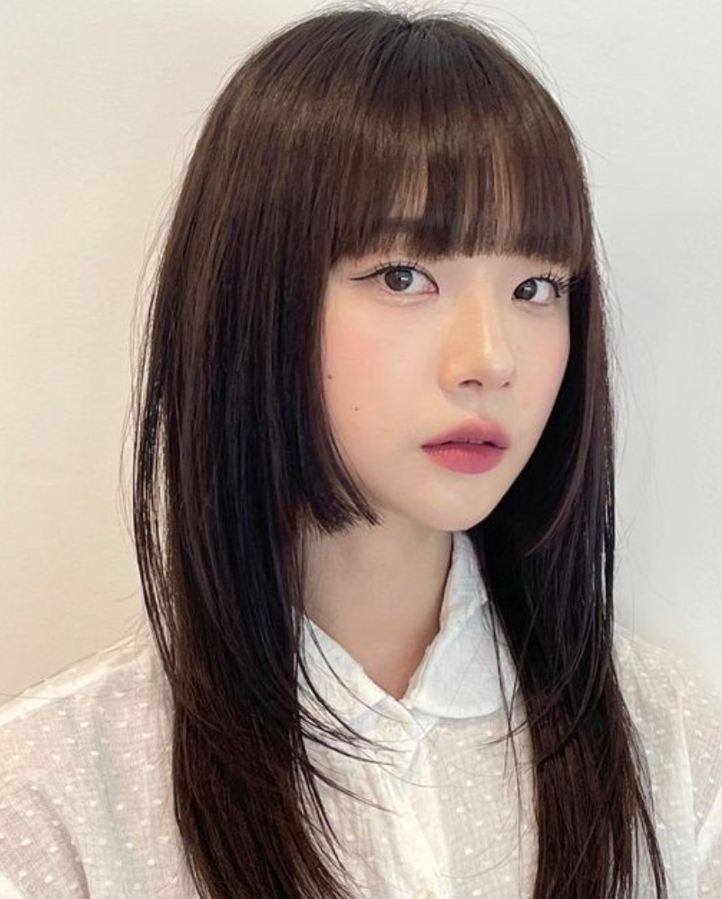 Tóc Hime cá tính với mái bằng và hai bên cắt ôm, tạo điểm nhấn cho gương mặt dài
