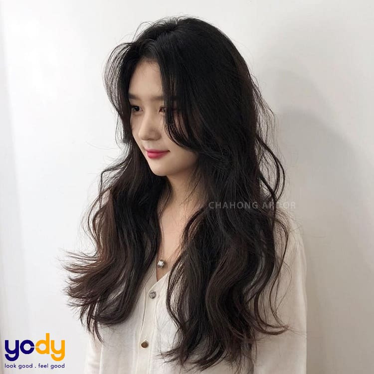 Tóc layer dài ôm sát gương mặt trái xoan, tạo cảm giác thon gọn, kiểu tóc hợp mặt trái xoan