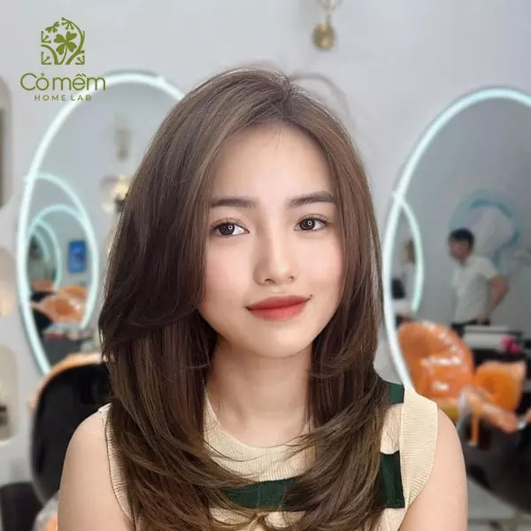 Tóc layer nữ mặt dài uốn phồng quyến rũ