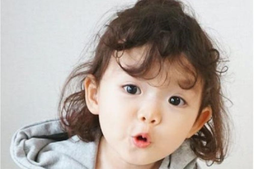 Tóc layer uốn xoăn nhẹ nhàng cho bé gái 12 tuổi thêm điệu đà