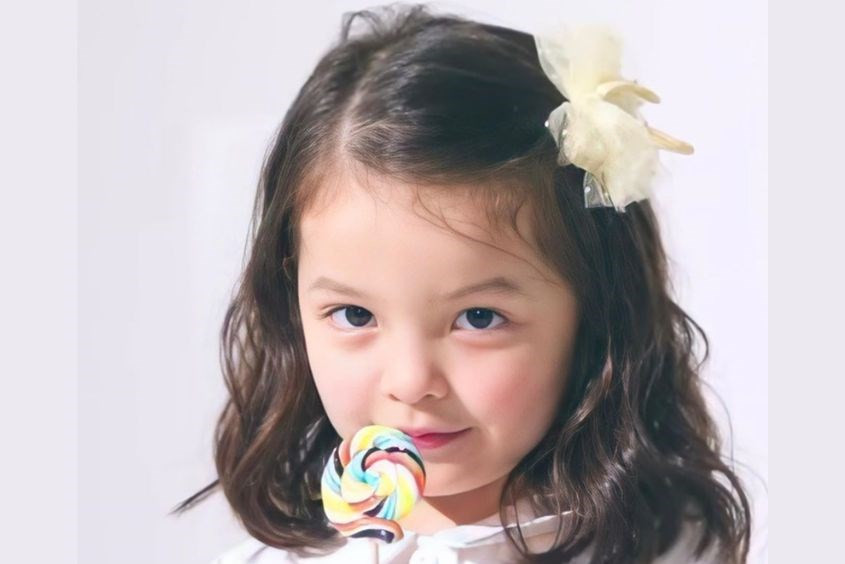 Tóc layer với mái lệch ngôi cá tính cho bé gái tuổi teen