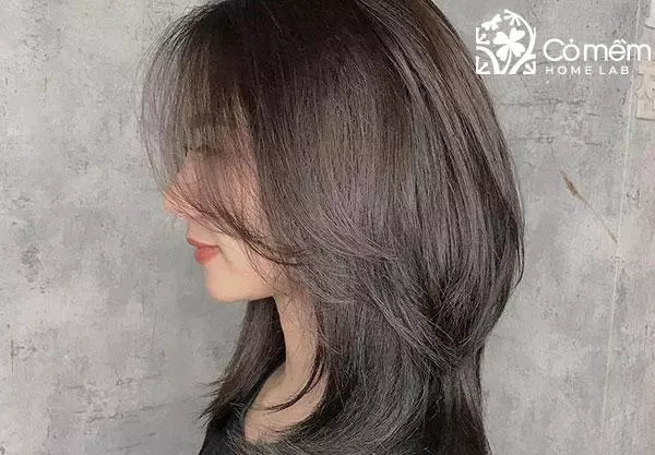 Tóc mái cắt layer giúp gương mặt dài trở nên hài hòa và cuốn hút