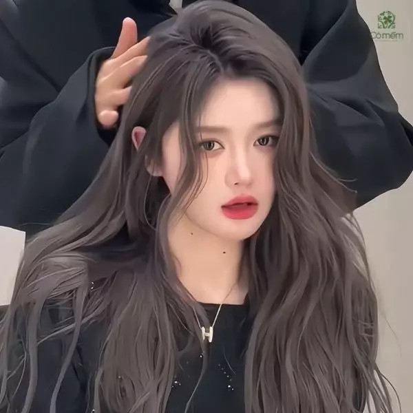 Tóc mái dài cá tính nữ và màu nhuộm nâu trầm